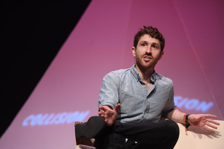 «Έχουμε δύο χρόνια πριν αλλάξουν όλα»: Ο Τριστάν Χάρις και ο εφιάλτης της ανεξέλεγκτης Τεχνητής Νοημοσύνης – Η κούρσα για τον «Ψηφιακό Θεό» | Βίντεο