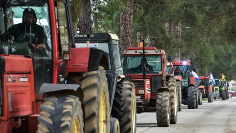 Αγρότες και κτηνοτρόφοι κατακλύζουν τους δρόμους όλης της χώρας – «ΕΕ και κυβέρνηση Μητσοτάκη θέλουν νέα τσιφλίκια»