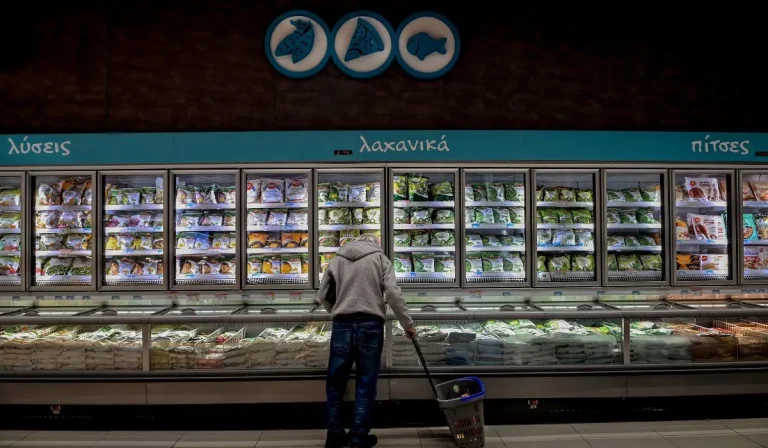 Ακρίβεια διπλάσια από τον παγκόσμιο μέσο όρο – Η Ελλάδα σε τροχιά μόνιμης επιβάρυνσης και το 2026