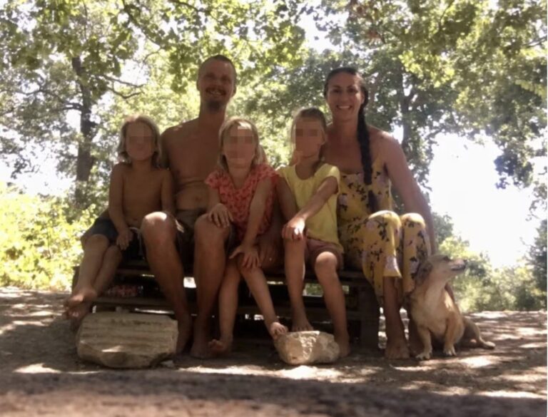 Ζούσαν «ειδυλλιακά στο δάσος» αυτοοργανωμένα έως ότου η Πρόνοια παρενέβη και πήρε τα 3 παιδιά τους – Δίπλα τους Μελόνι και Σαλβίνι