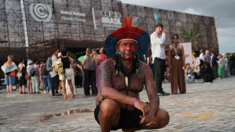 Βραζιλία – Χάος στην COP30: Εισβολή από αυτόχθονες του Αμαζονίου στον χώρο της Συνόδου – Δύο τραυματίες