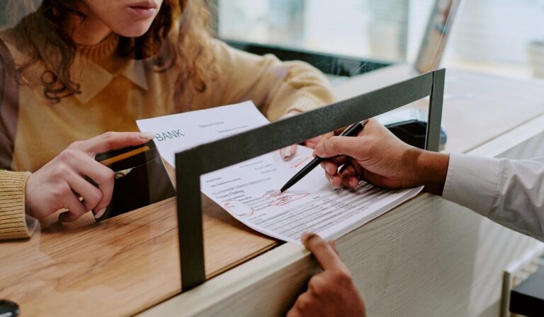 ΝΙΚΗ για κόκκινα δάνεια: Πάρτι κερδών για τους servicers και μυθικά έσοδα για τα funds, πάνω στα ερείπια της κοινωνίας