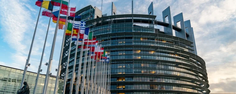 To Ευρωπαϊκό Κοινοβούλιο συμφώνησε για το όριο των 16 ετών για τα social media