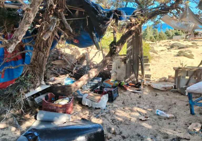 Γαύδος: Εικόνες ντροπής από το ελεύθερο κάμπινγκ – «Αγάπη για τη φύση» με τόνους σκουπιδιών καταγγέλλει ο Δήμος