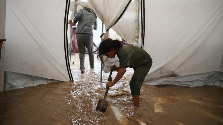 «Δες, όλα είναι μούσκεμα»: Οι πρώτες βροχές στη Γάζα κατέστρεψαν τις σκηνές των Παλαιστινίων