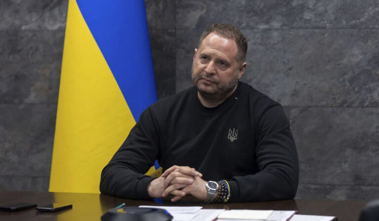 «Αυτή είναι η τέλεια καταιγίδα για τον Ζελένσκι»: H παραίτηση Γέρμακ προκαλεί «πολιτικό σεισμό» στην Ουκρανία και περιπλέκει το ειρηνευτικό deal