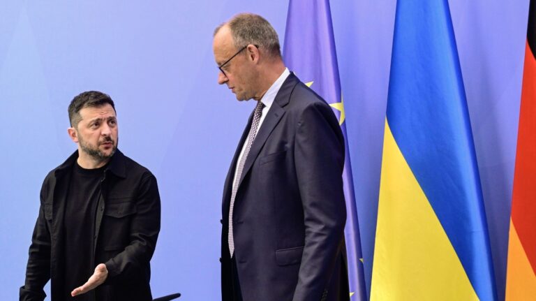 «Να μείνετε στη χώρα σας, να πολεμήσετε» λέει ο Μερτς στον Ζελένσκι την ώρα που νέοι Ουκρανοί συρρέουν στη Γερμανία