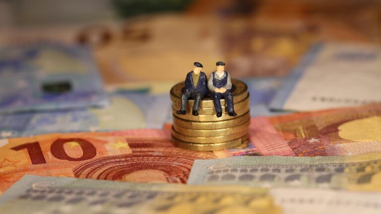 Ξεκινούν οι πληρωμές των συντάξεων – Πόσο και ποιοι κερδίζουν από τις αυξήσεις