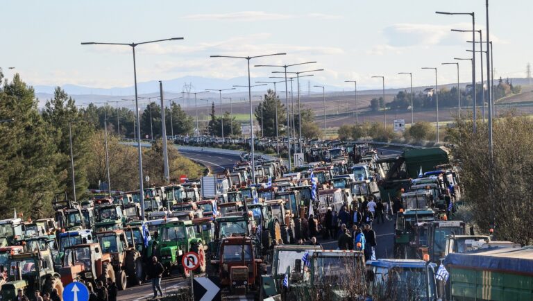 Στα μπλόκα παραμένουν οι αγρότες παρά τα επεισόδια με τα ΜΑΤ – Για «ακραία καταστολή» μίλησε ο δήμαρχος Τυρνάβου