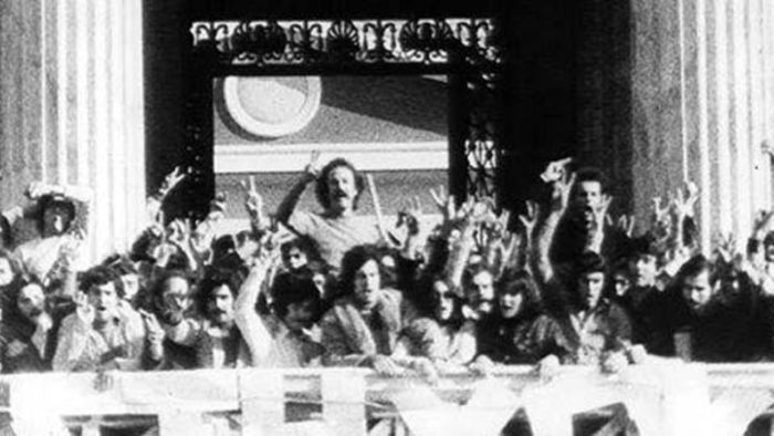 Όταν ο Ν. Ξυλούρης τραγούδησε την “Ξαστεριά” στο Πολυτεχνείο κι έγινε σύμβολο στην εξέγερση