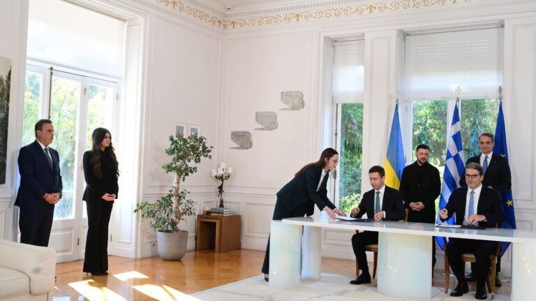 KKE: «Δεν πρόλαβαν να φύγουν από την Ελλάδα οι Αμερικανοί ντίλερς του πανάκριβου LNG και κατέφτασε ο αγοραστής»