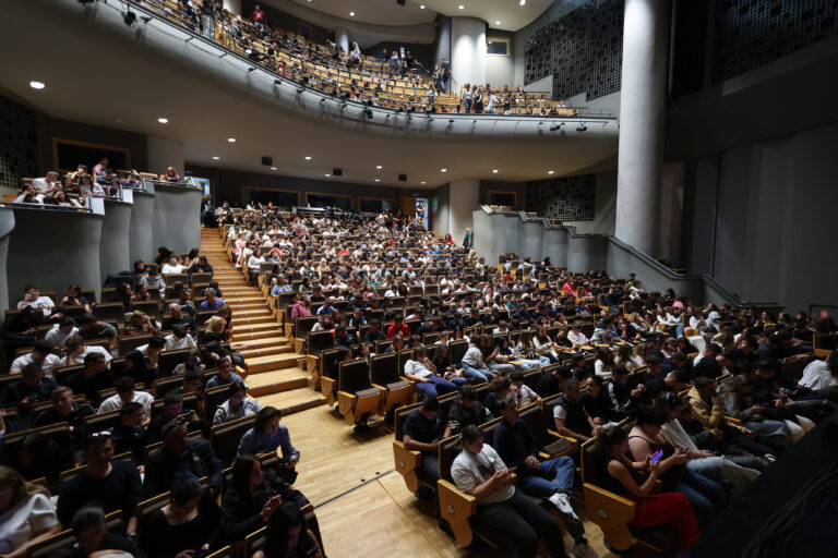700 μαθητές από όλη την Κρήτη άκουσαν για το έργο του Μίκη Θεοδωράκη και μυήθηκαν στον κόσμο της Συμφωνικής Μουσικής