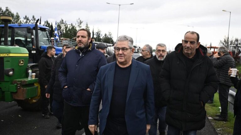 Στο μπλόκο της Νίκαιας ο Δημήτρης Κουτσούμπας – Υποδοχή από αγρότες και κτηνοτρόφους