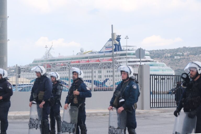 Σούδα: Δρακόντεια μέτρα και ένταση κατά την άφιξη του «Crown Iris»