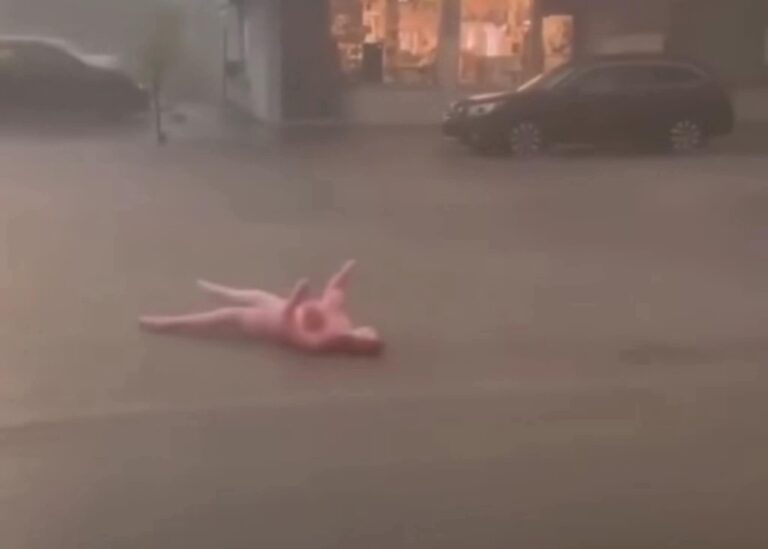 Κίσσαμος: Το σουρεαλιστικό εύρημα της κακοκαιρίας που έγινε viral – Η «απόδραση» μιας φουσκωτής κούκλας στα νερά της βροχής