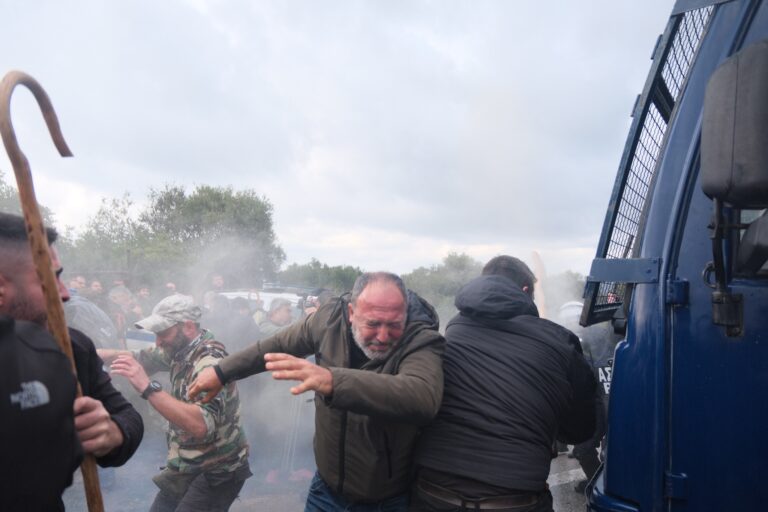 Από τα δακρυγόνα στο αεροδρόμιο Χανίων στην ασφυξία της επιβίωσης: Όταν η απόγνωση γίνεται οργή