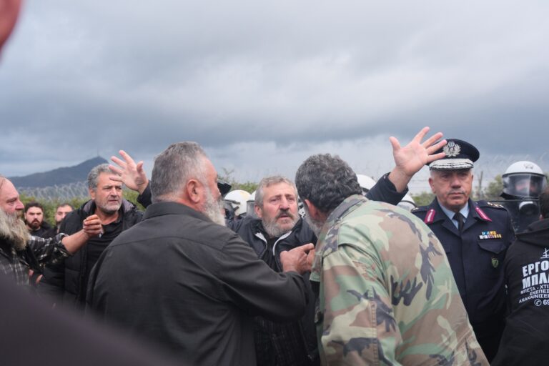 «Είμαστε εξαγριωμένοι και απλήρωτοι»: Σκηνικό έντασης και χημικά στο αεροδρόμιο Χανίων – «Σκληρός» αποκλεισμός διαρκείας από τους αγροτοκτηνοτρόφους