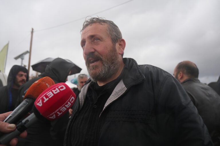 Χανιά: Οι αγροτοκτηνοτρόφοι ζητούν σύσκεψη με τους βουλευτές με προειδοποιήσεις για «λουκέτο» σε Σούδα και Αεροδρόμιο – Η «συγγνώμη» για τα επεισόδια και η απάντηση Καλογερή