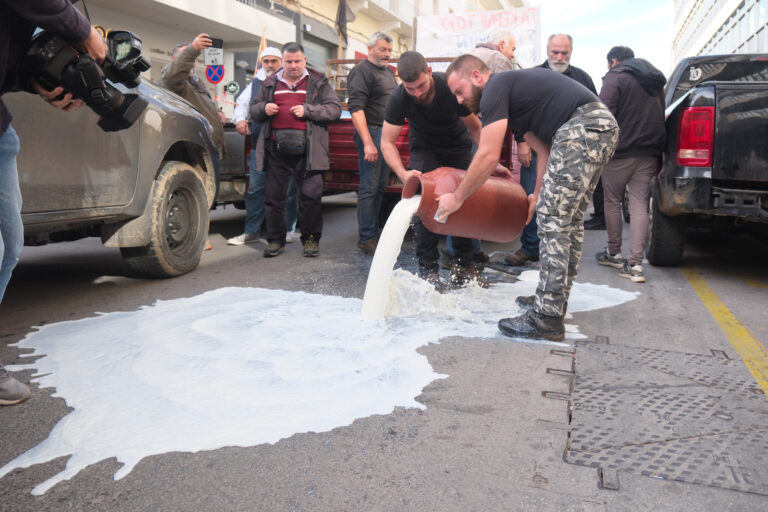 Χανιά: Έριξαν συμβολικά το γάλα τους στη Εφορία στον νομό “κάστρο του Μητσοτάκη” – Κλιμάκωση με μπλόκα και «όχι» στον διάλογο χωρίς δεσμεύσεις | Φωτός