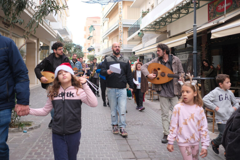 «Yar Aman»: Τα Ικαριώτικα κάλαντα πλημμύρισαν την καρδιά της πόλης | Φώτος