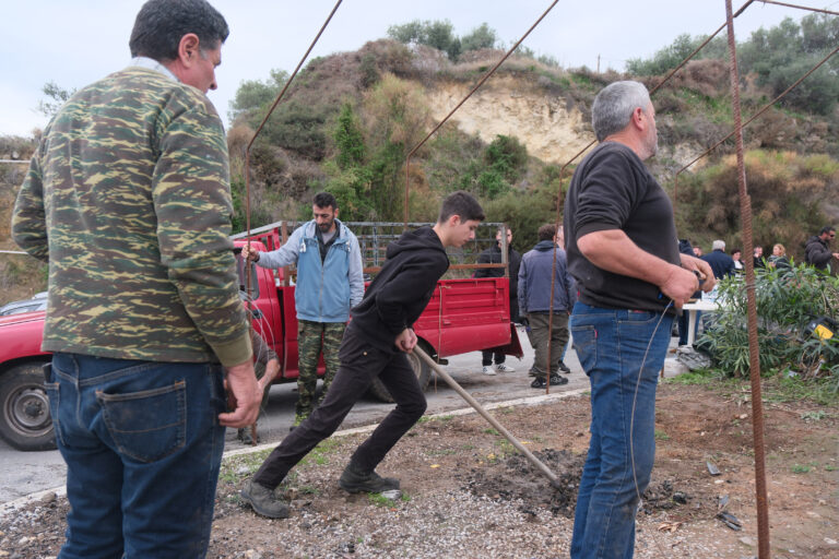 Στο μπλόκο στα Μεγάλα Χωράφια ο Δήμαρχος Αποκορώνου: “Δεν ζητούν ελεημοσύνη… Δικαιοσύνη ζητούν για τον ιδρώτα τους