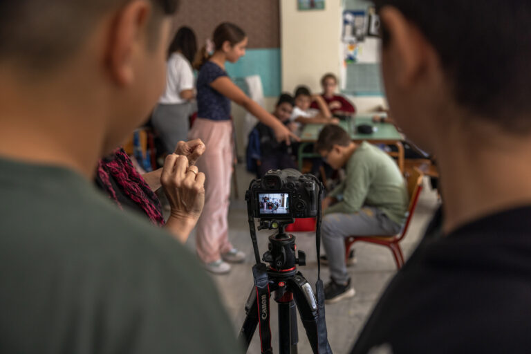 «Ο Φακός της Αλήθειας» για να μάθουν τα παιδιά να «βλέπουν τον κόσμο αλλιώς»