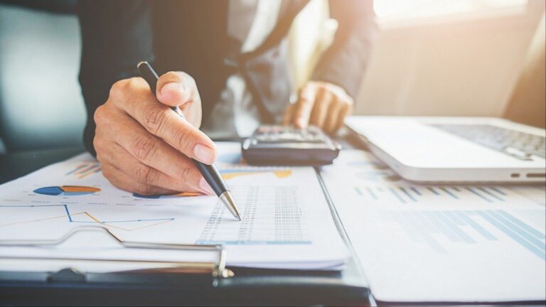 Στην κορυφή του ΟΟΣΑ η Ελλάδα: Πρωταθλήτρια στους έμμεσους φόρους, ουραγός στη δίκαιη κατανομή