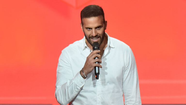 Δημοσιογράφος μήνυσε τον ευρωβουλευτή Νίκο Παππά για ξυλοδαρμό σε μπαρ στο Στρασβούργο – Εκτός ΣΥΡΙΖΑ τον έθεσε ο Φάμελλος