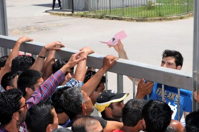 Η Οδύσσεια για την άδεια παραμονής – Την περιμένουν ακόμη και πέντε χρόνια