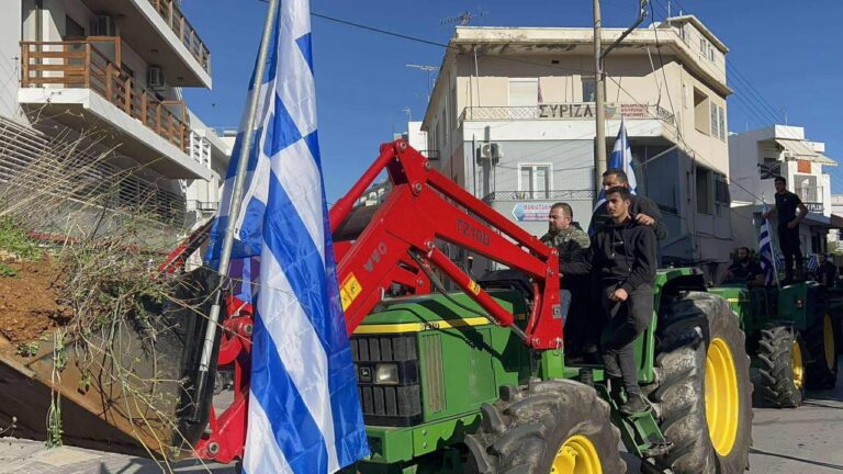Κρήτη: Με φέρετρα και άχυρα στα γραφεία Κεφαλογιάννη και Χνάρη οι κτηνοτρόφοι στο Ρέθυμνο «σπάνε» την αναμονή | Φωτός