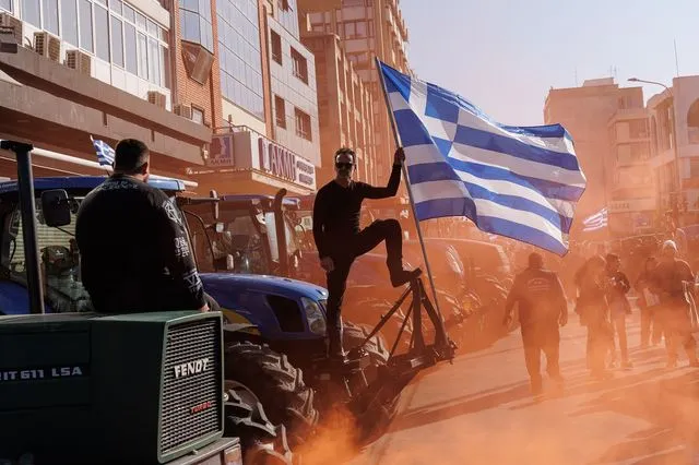 Φιάσκο στον ΕΛΓΑ: Αντί να βάλουν χρήματα στους αγρότες, τους τα πήραν