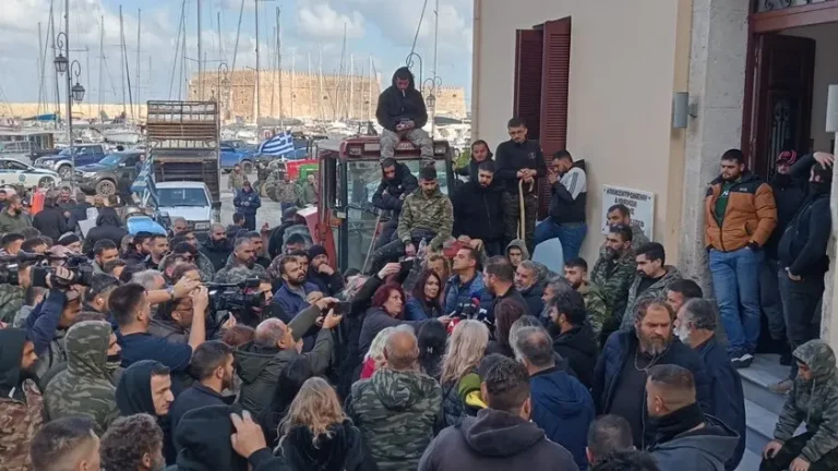 Ηράκλειο: Αποχώρησαν από το αεροδρόμιο και κατέλαβαν την Αποκεντρωμένη Διοίκηση οι αγρότες