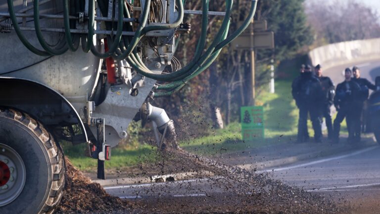 Διαμαρτυρία γάλλων αγροτών έξω από το εξοχικό του Μακρόν: Άφησαν κοπριά κι ένα… φέρετρο