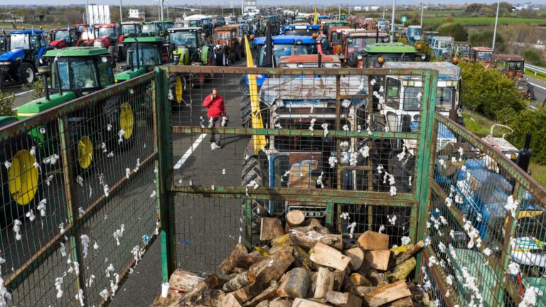 Σκληραίνουν τη στάση τους οι αγρότες – Ενιχύουν τα μπλόκα, περισσότερα από 6.000 τρακτέρ στους δρόμους
