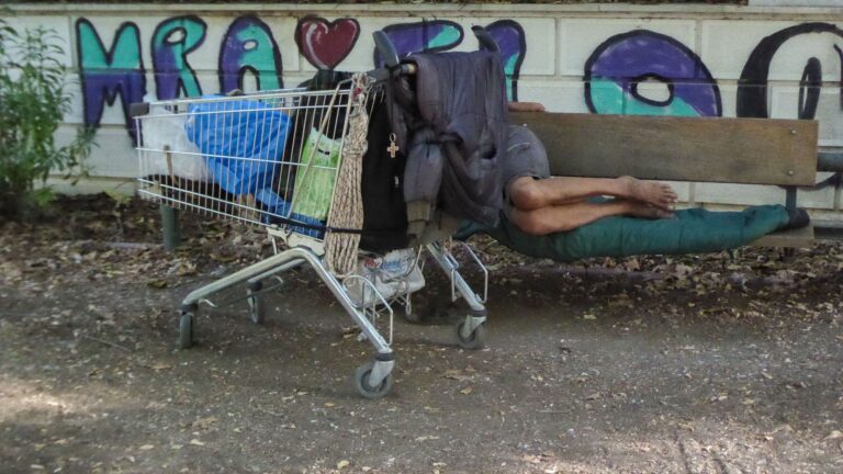 «Βόμβες» από το Γραφείο Προϋπολογισμού: Μόνιμη φτωχοποίηση στον ορίζοντα – Το χρέος «στραγγαλίζει» μισθούς και επενδύσεις