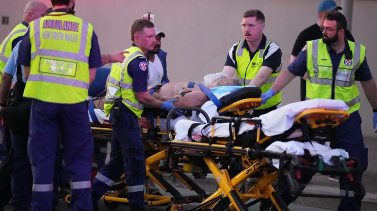 Μακελειό στο Σίδνεϊ: Στους 12 οι νεκροί και 29 οι τραυματίες σε εβραϊκή γιορτή – «Αντισημιτισμός και μίσος δεν έχουν θέση στις κοινωνίες μας» δήλωσε ο Μητσοτάκης