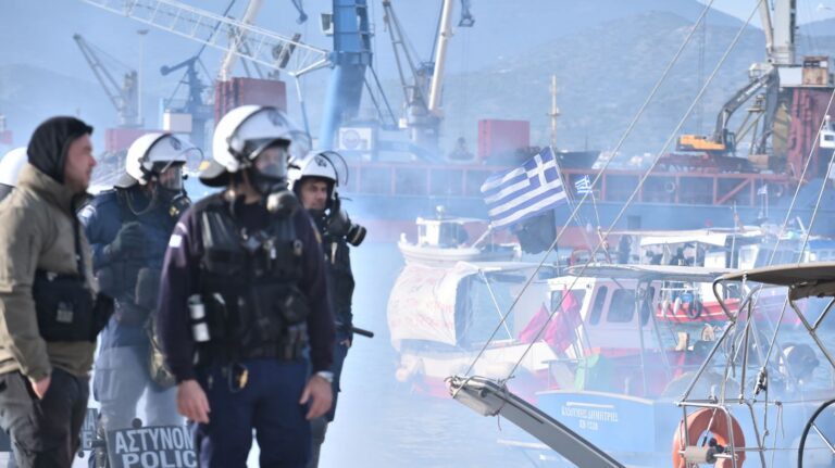 Mπλόκα: Ένταση και χημικά στη γέφυρα Ρίου Αντιρίου – Συνεχίζεται η κινητοποίηση στον Βόλο, αποχωρούν τα τρακτέρ