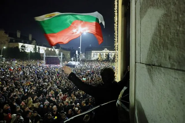 Έπεσε η κυβέρνηση της Βουλγαρίας μετά τις μεγαλειώδεις διαδηλώσεις, λίγο πριν την είσοδο της χώρας στην Ευρωζώνη