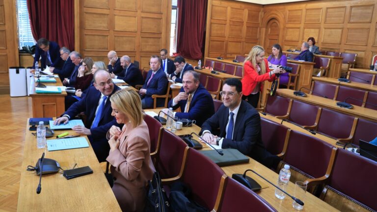 Οργή ΣΥΡΙΖΑ για το… άφωνο σόου του «Φραπέ»: «Οι στημένες Επιτροπές γελοιοποιούν και εξευτελίζουν το κοινοβούλιο»