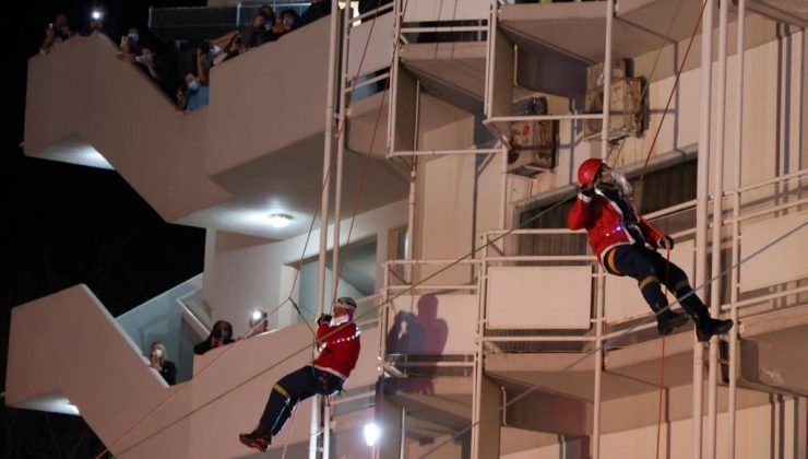 Ηράκλειο: Οι «ιπτάμενοι» της ΕΜΑΚ σε ρόλο Άη Βασίλη – Μια επιχείρηση ελπίδας στο ΠαΓΝΗ