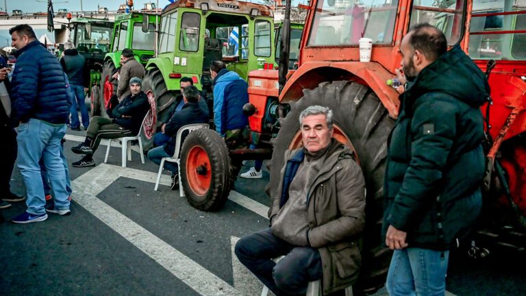 Μπλόκα αγροτών: Όλο και περισσότερα τρακτέρ σε Μάλγαρα, Νίκαια και Καρδίτσα – Παραλύει η χώρα, θα αποκλειστούν και λιμάνια