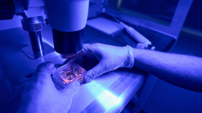 Δεκαοχτώ παιδιά έχουν γεννηθεί στην Ελλάδα με το σπέρμα του Δανού δότη με το γονίδου καρκίνου – Οι οδηγίες των ειδικών