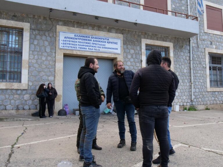 Ηράκλειο: Κατάληψη στο κτίριο της ΑΑΔΕ από τους αγροτοκτηνοτρόφους