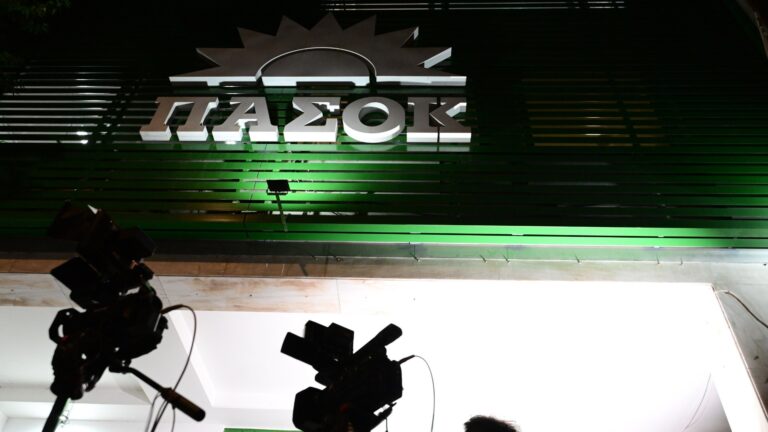 Το ΠΑΣΟΚ «φρενάρει» τον Τσίπρα