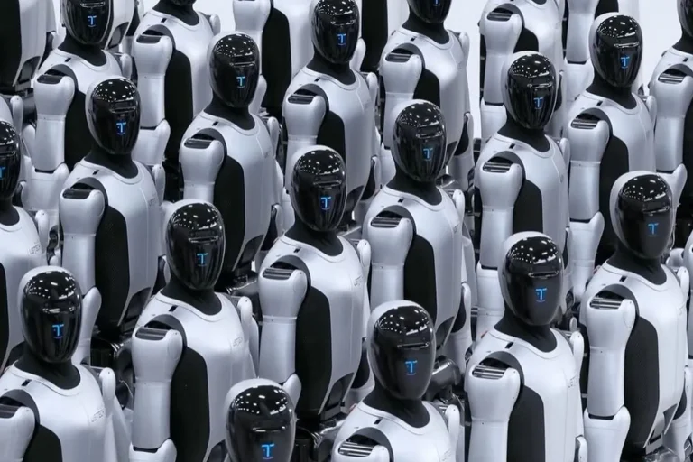 Tο δυστοπικό μέλλον είναι εδώ: Στρατός ρομπότ παρελαύνει σε εργοστάσιο της Κίνας