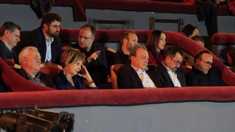 Σχεδόν όλος ο ΣΥΡΙΖΑ πλην Πολάκη, ΝΕΑΡ χωρίς Τζανακόπουλο στο Παλλάς – Παρόντες και οι Σαρακιώτης, Λινού