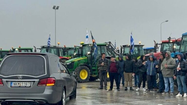 «Η κηδεία της αγροτιάς»: Κομβόι με νεκροφόρες στο μπλόκο των Μαλγάρων – Κλιμακώνονται οι κινητοποιήσεις