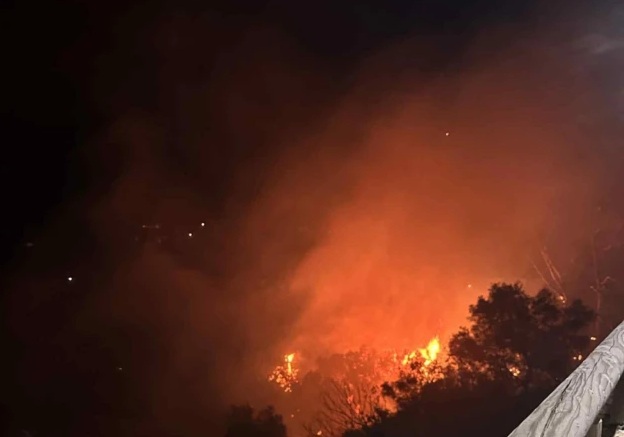 Χανιά: Μεγάλη φωτιά στην Κίσσαμο — Ισχυροί άνεμοι δυσκολεύουν την κατάσβεσή της