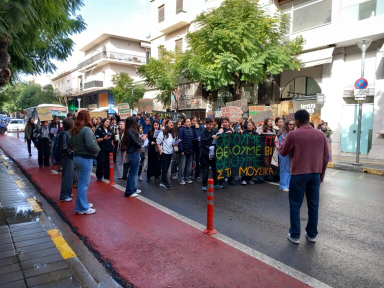 «Μουσική» διαμαρτυρία στα Χανιά: Στον δρόμο οι μαθητές για κτιριακές ελλείψεις και πιστοποίηση σπουδών