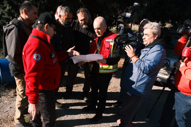 Φωτορεπορτάζ: Κορυφώνεται η αγωνία για τον 33χρονο γιατρό – Στην «μάχη» των ερευνών η επίλεκτη ομάδα του ΟΦΚΑΘ
